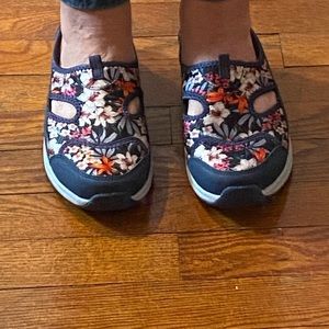 Sketchers Embroidered Mules